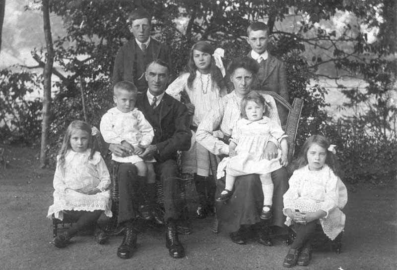 Thomas and Alice Clark and their family about 1920